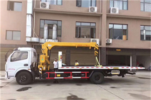 南独乐河附近汽车轮胎更换